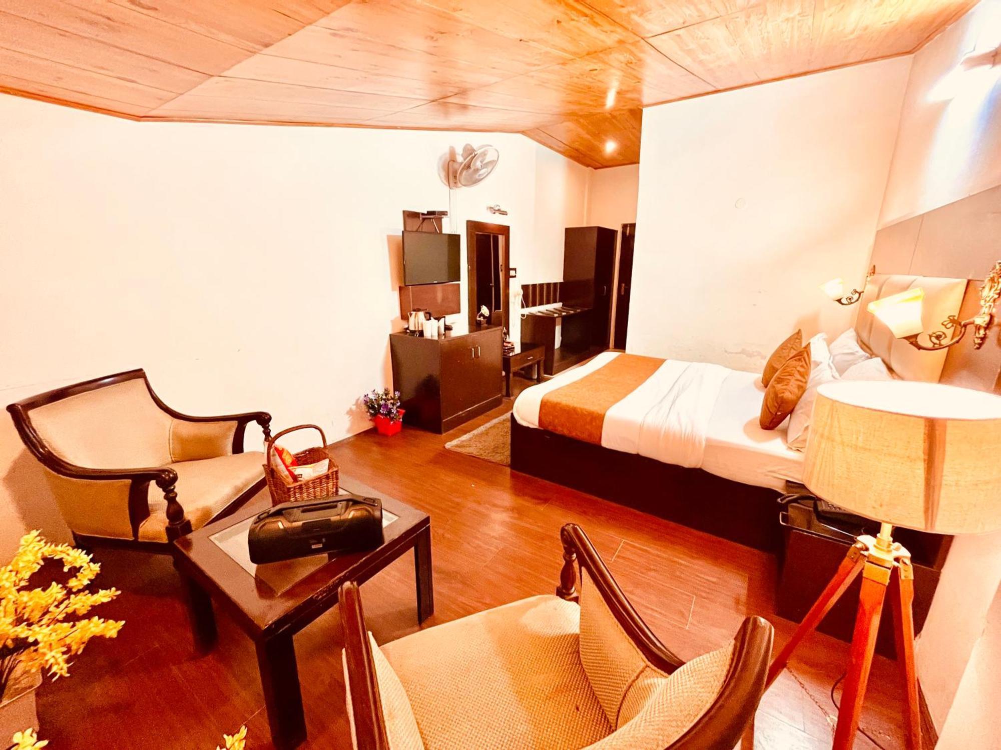 Hotel The North Wind In City Center, Manali Экстерьер фото